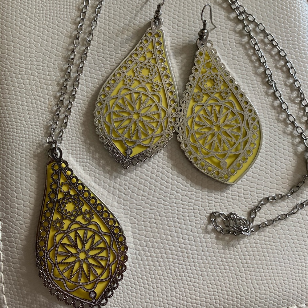 Pendant necklace & earrings